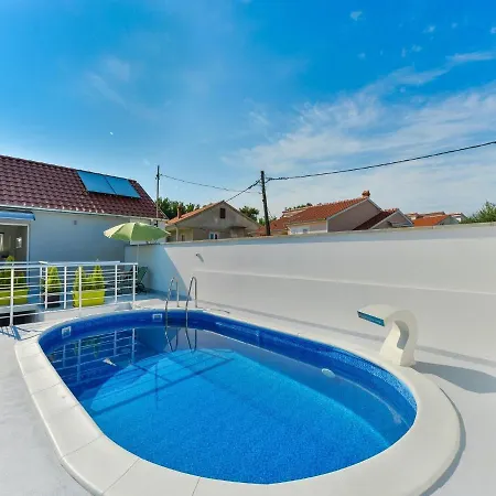 Ferienhaus Dragica Mit Pool 50 M Vom Сasa de vacaciones